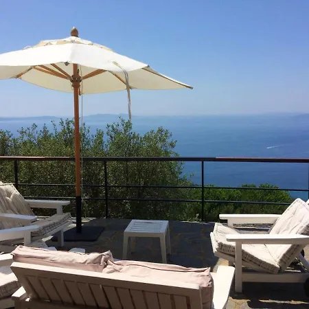 With 4 Bedrooms In Rayolcanadelsurmer With Wonderful Sea View Private Pool Enclosed Garden 5 Km From The Beach * Le Rayol-Canadel-sur-Mer